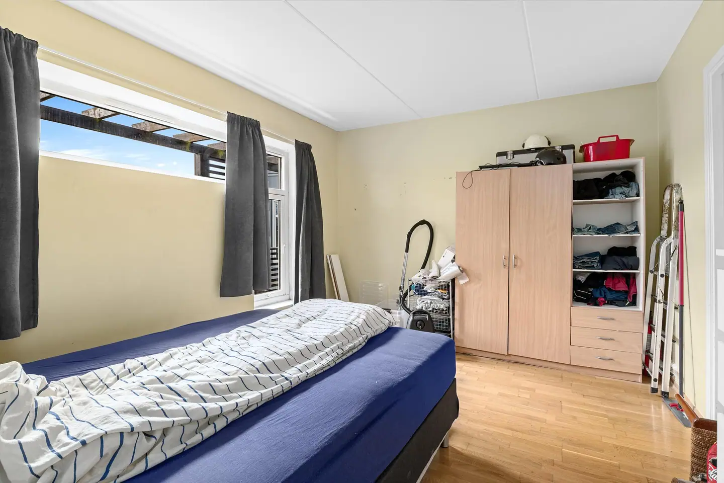 Leiligheten har to soverom. Her er det ene, med plass til seng og garderobe.