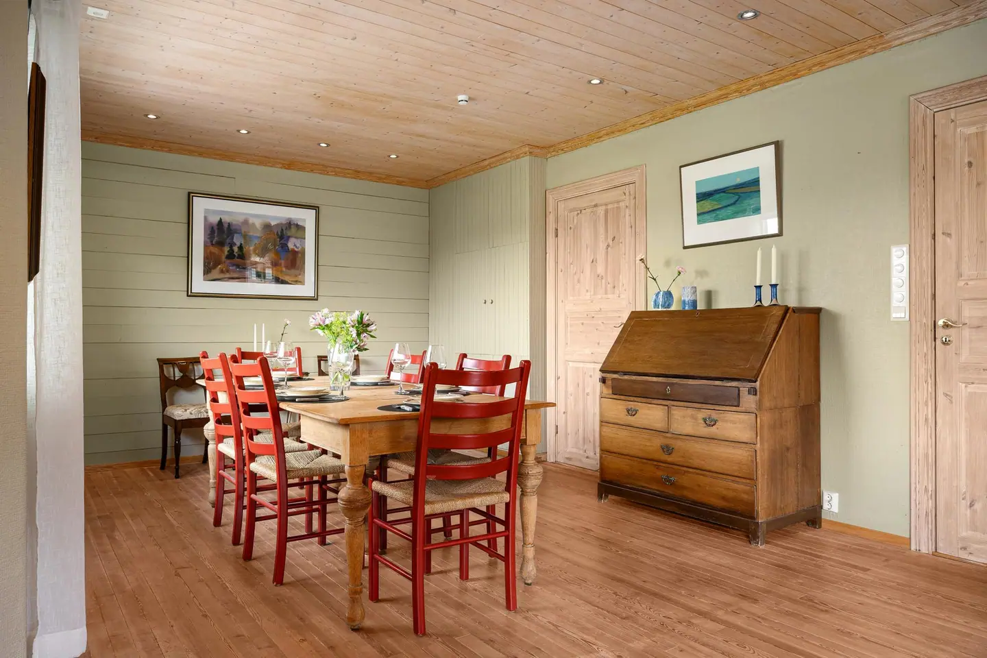 Spisestuen har plass til langbord og er et hyggelig samlingspunkt for familie og venner.