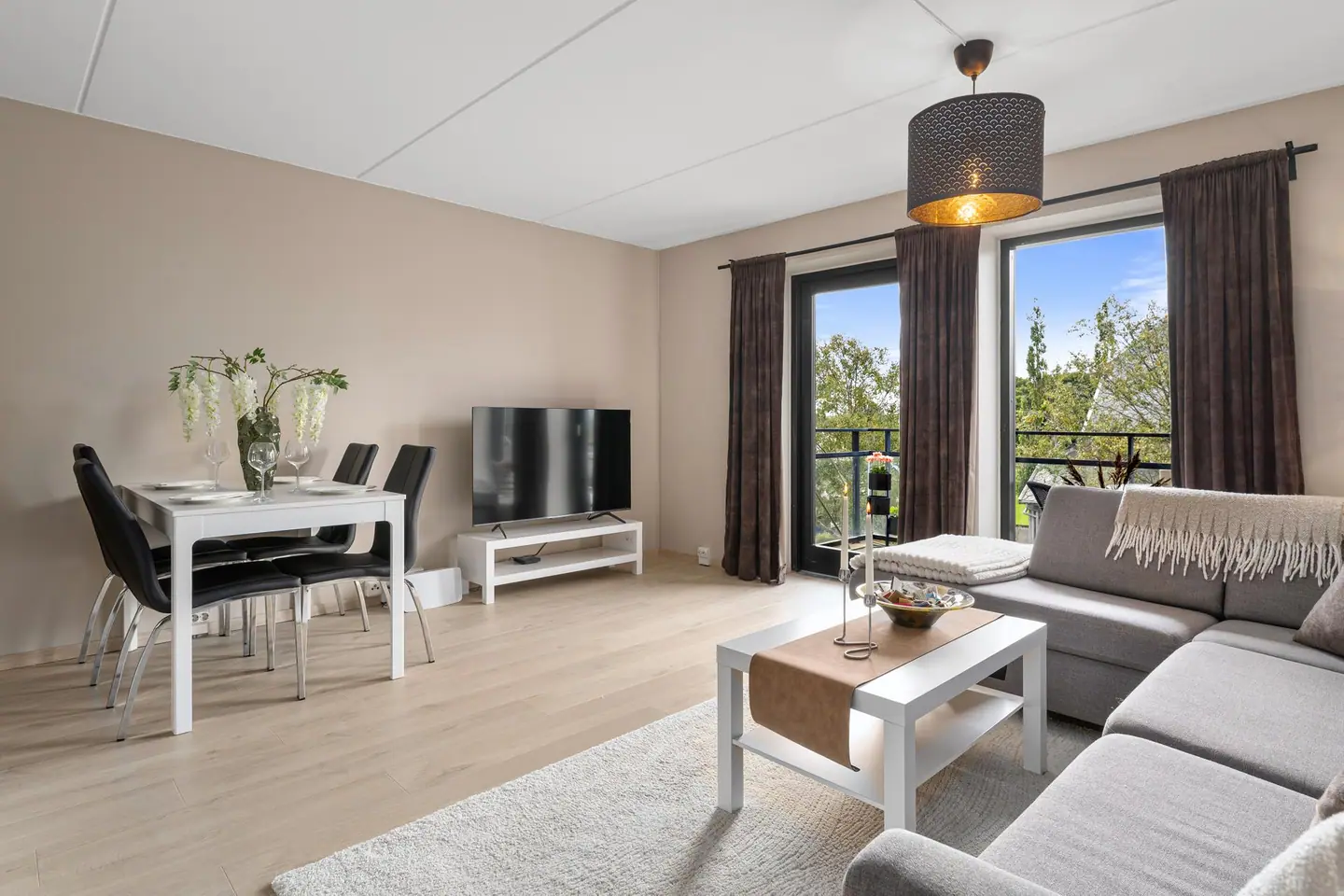 Rommet har malte slette overflater og gjennomgående laminat på gulvet.