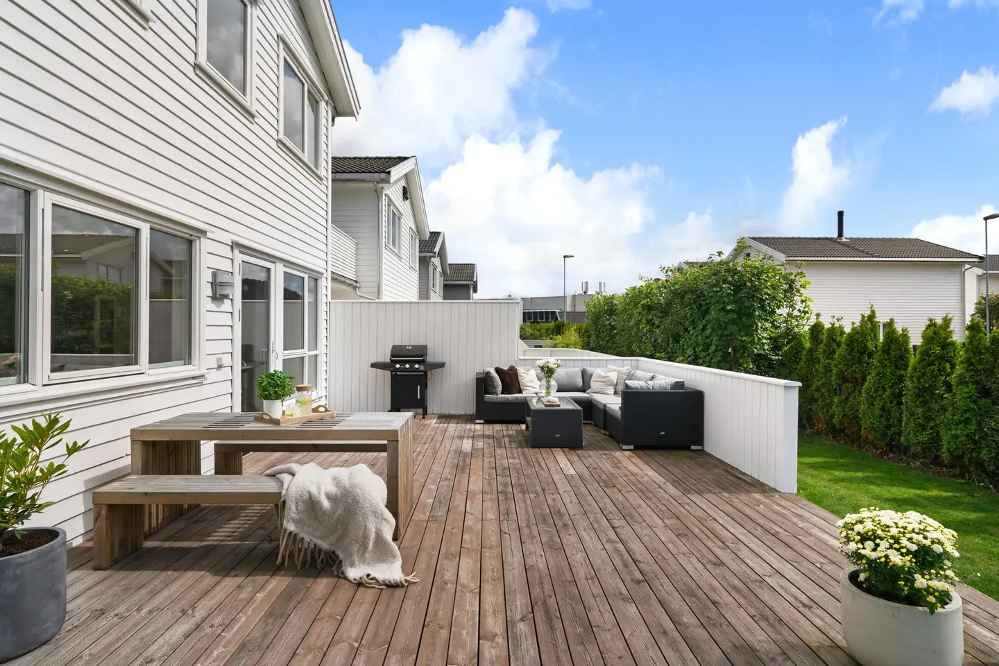 Stor, sørvestvendt terrasse og hage med svært gode solforhold.