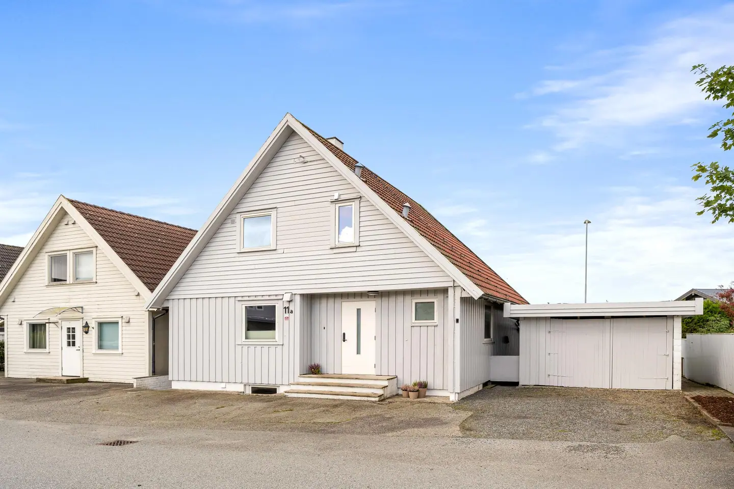 Eiendommen har god parkering i eget gardsrom. Tidl. garasje benyttes nå som bod.