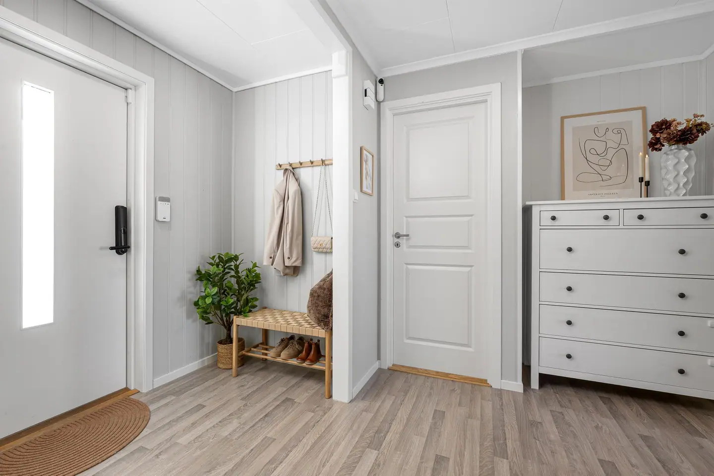 Entré med plass til yttertøy og sko, samt direkte tilknytning til toalettrom.