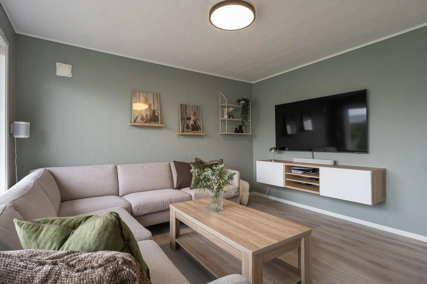 Stuen har god plass til hjørnesofa og medieseksjon. (tv-benken medfølger ikke i handelen).