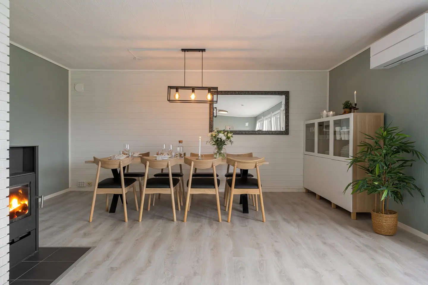 Spisestue med god plass til langbord, utstyrt med luft-til-luft-varmepumpe fra 2022.