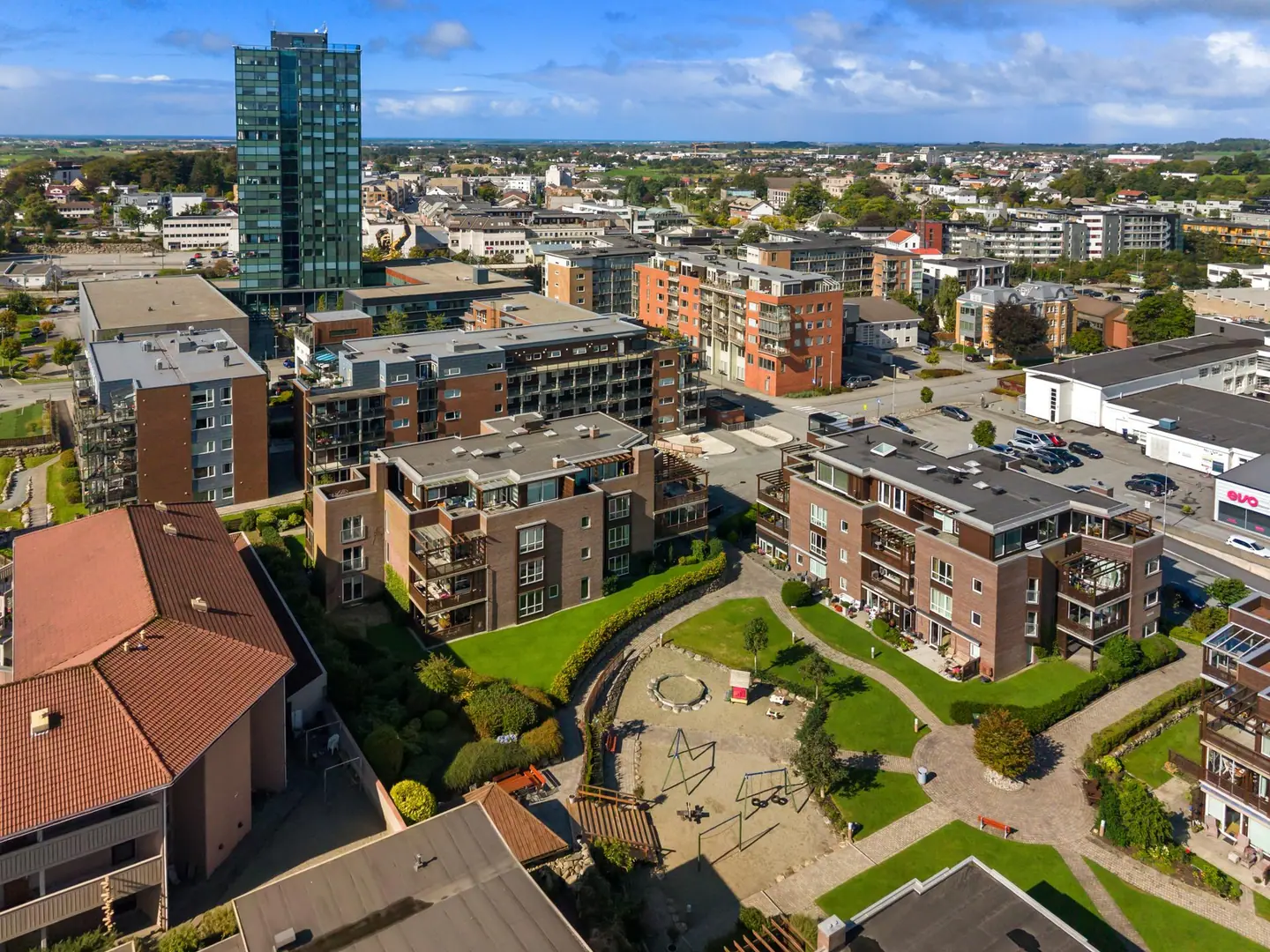 Gåavstand til butikker, spisesteder og kulturtilbud i Bryne sentrum.