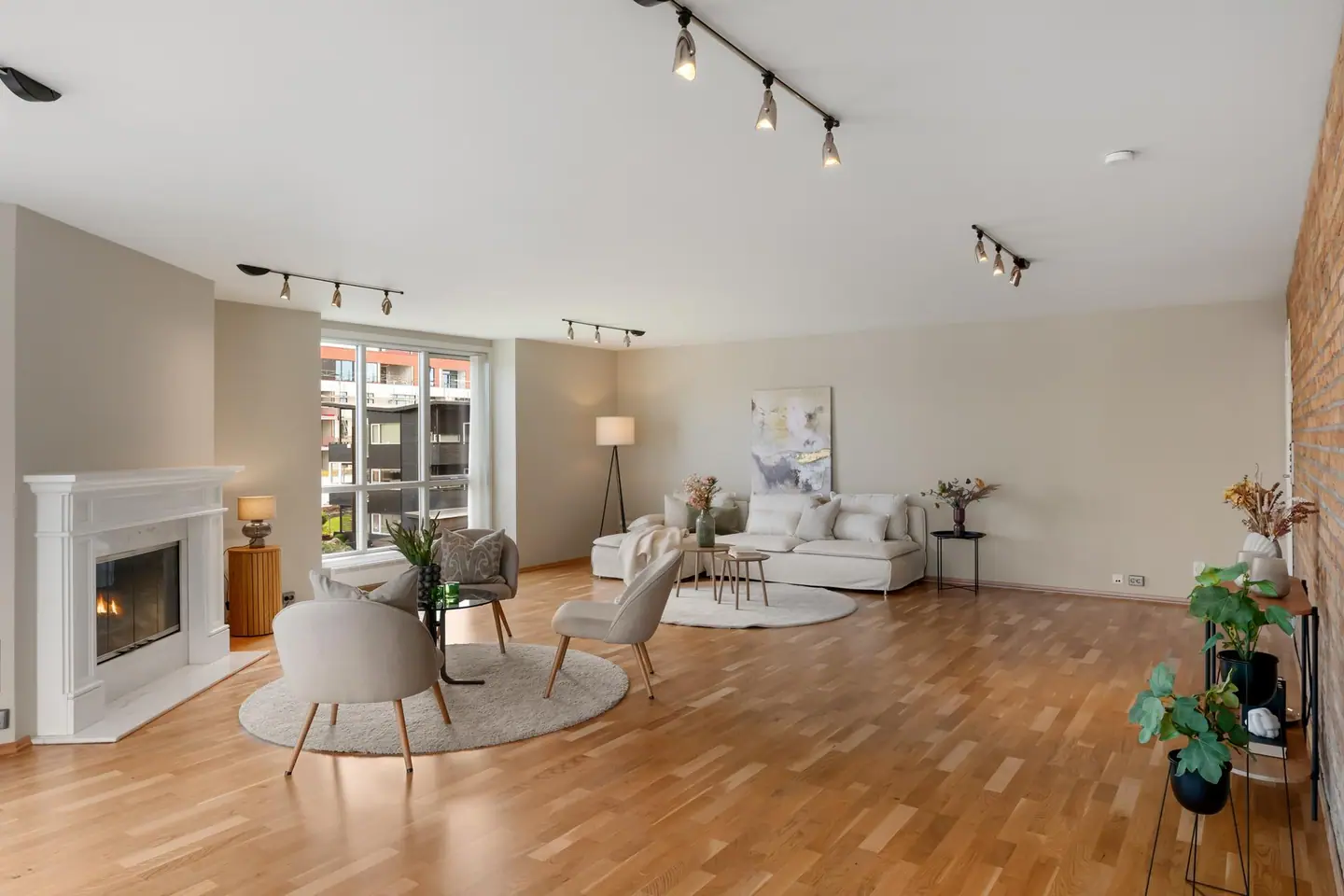 Romslig stue på ca. 60 m² – ideell for både sosiale sammenkomster og hyggelige festligheter.