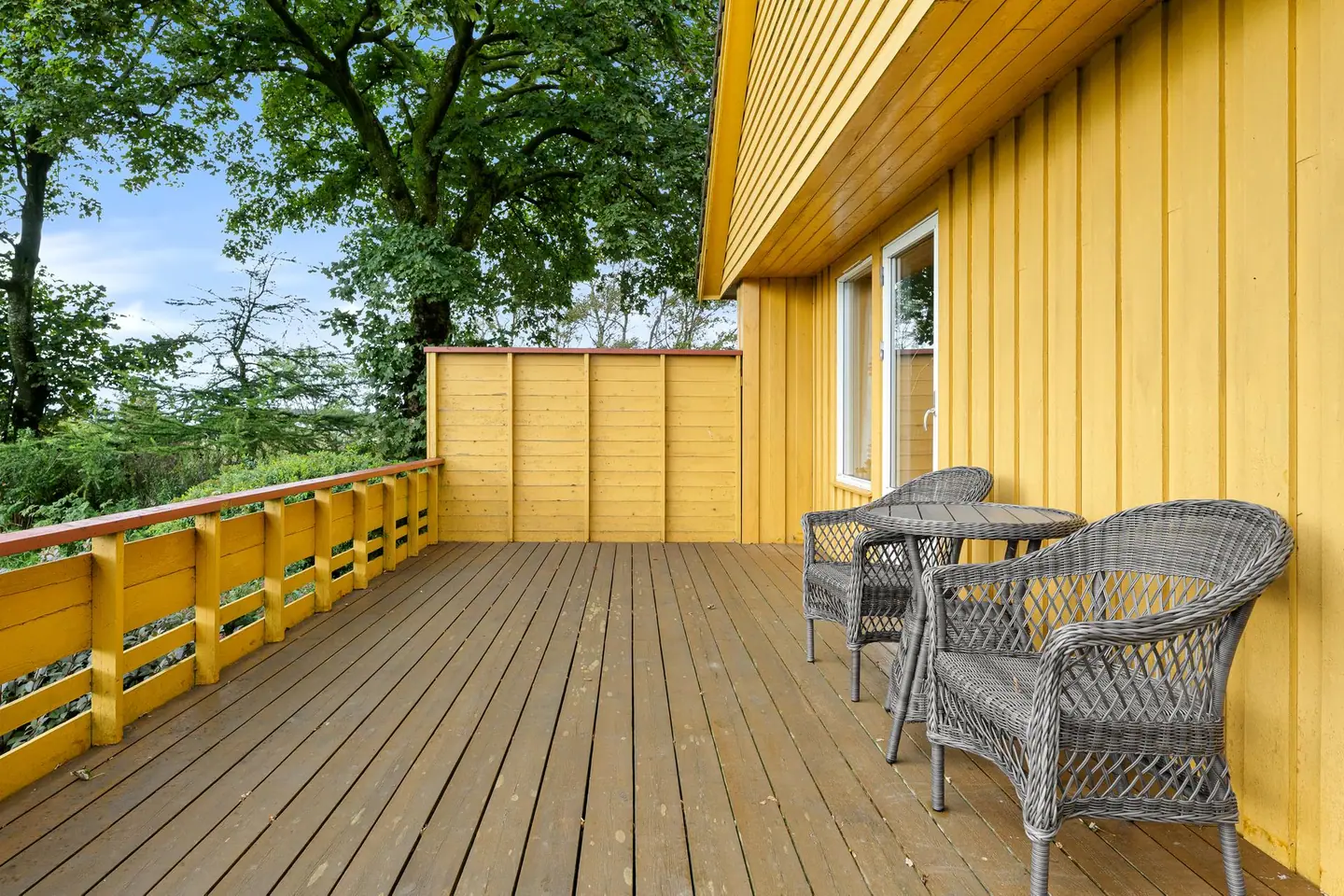 Romslig treterrasse med plass til sittegruppe og direkte utgang fra stuen.