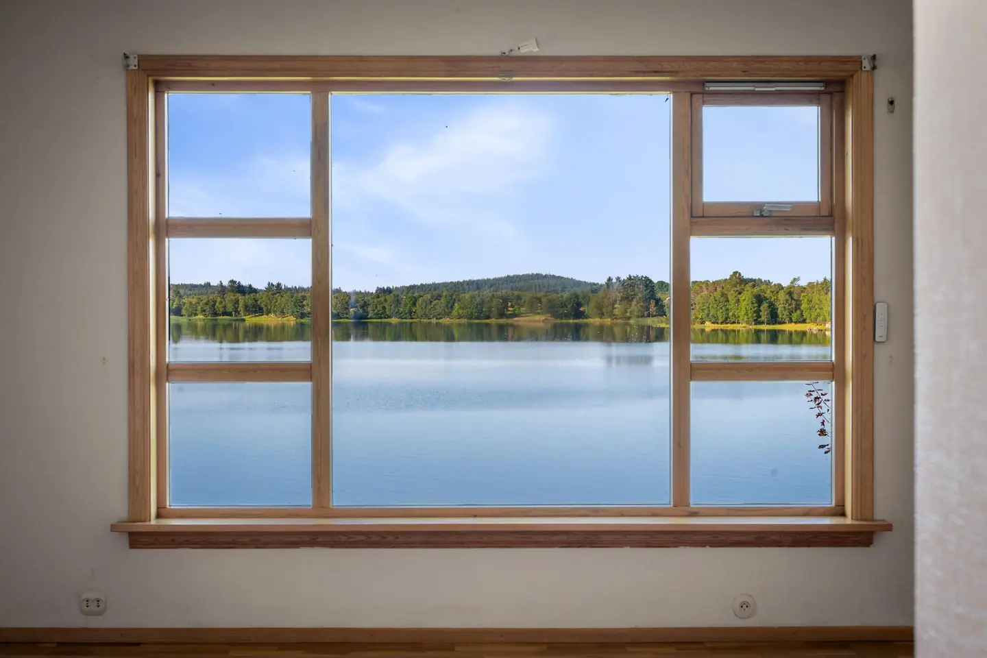 Store vindusflater gir rikelig med lys og en flott utsikt over Frøylandsvatnet.