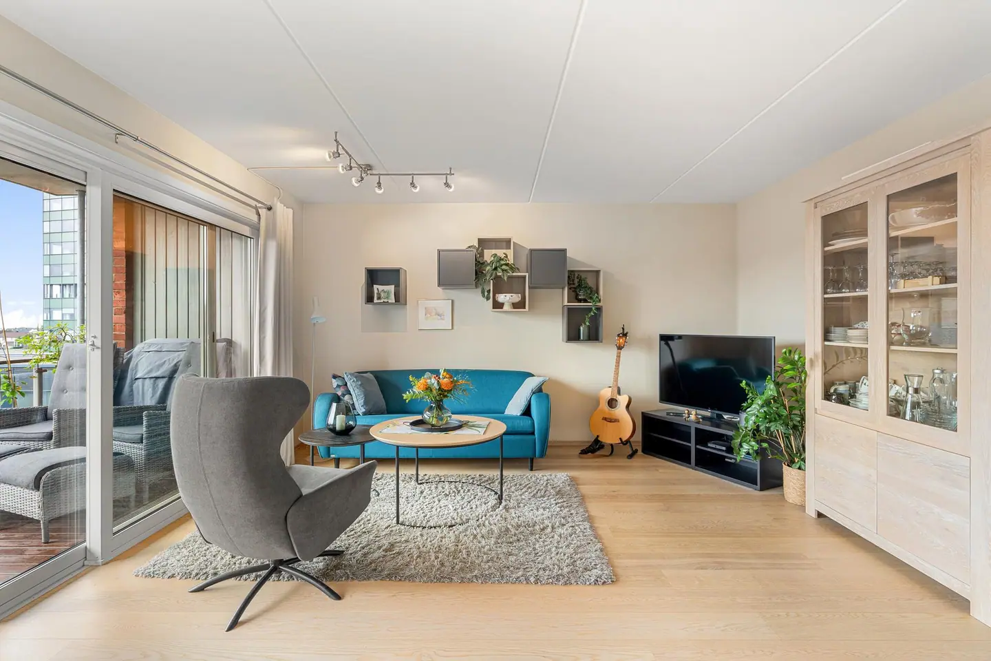 Stuen har parkett på gulvet og skyvedør med direkte utgang til balkongen.
