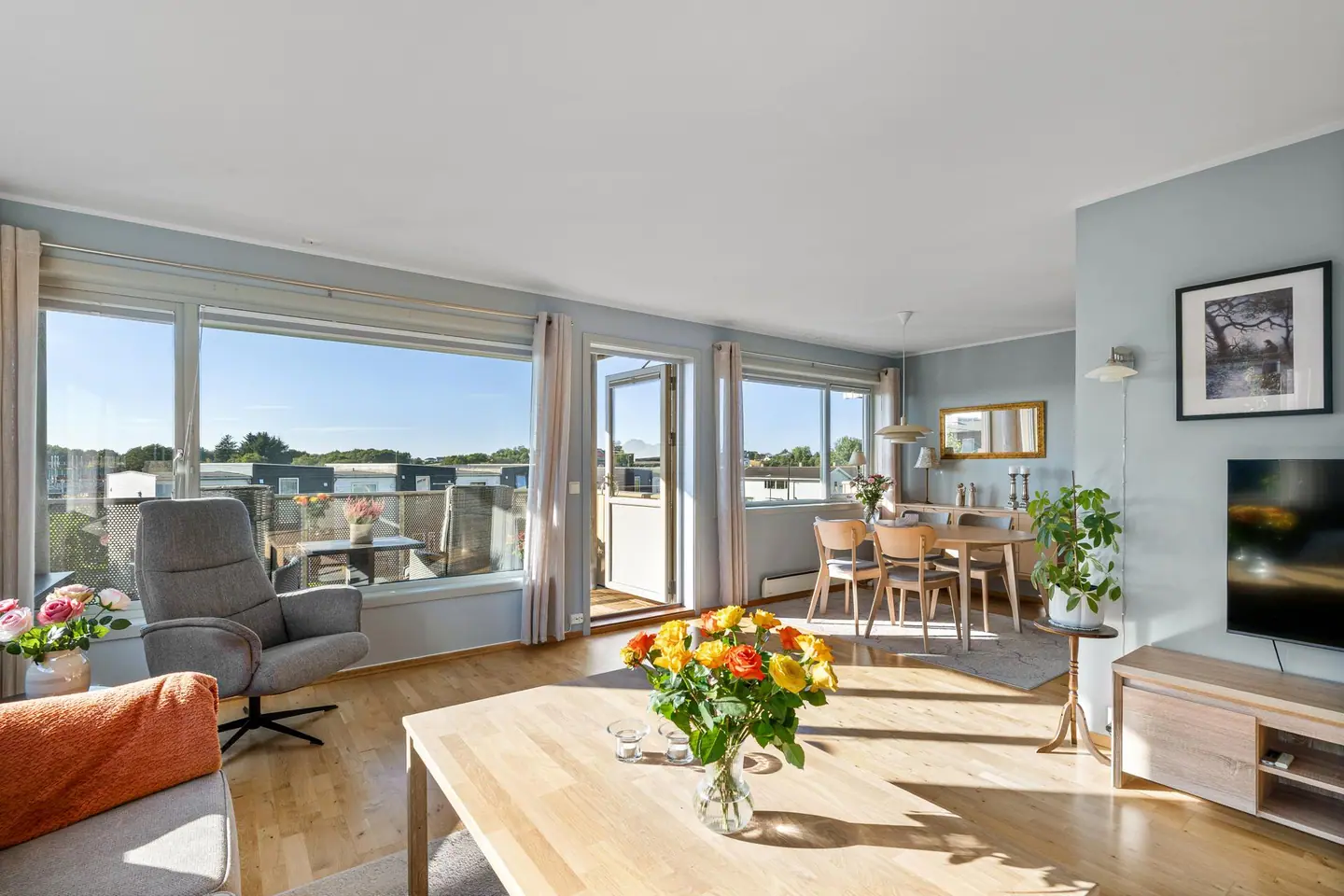 Lys og flott endeleilighet i 2. etasje med heis og parkering i lukket anlegg.