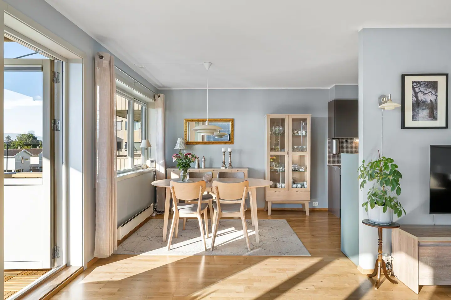 Balkongdør i tre med 2-lags glass slipper lyset inn og gir enkel tilgang til uteplassen.