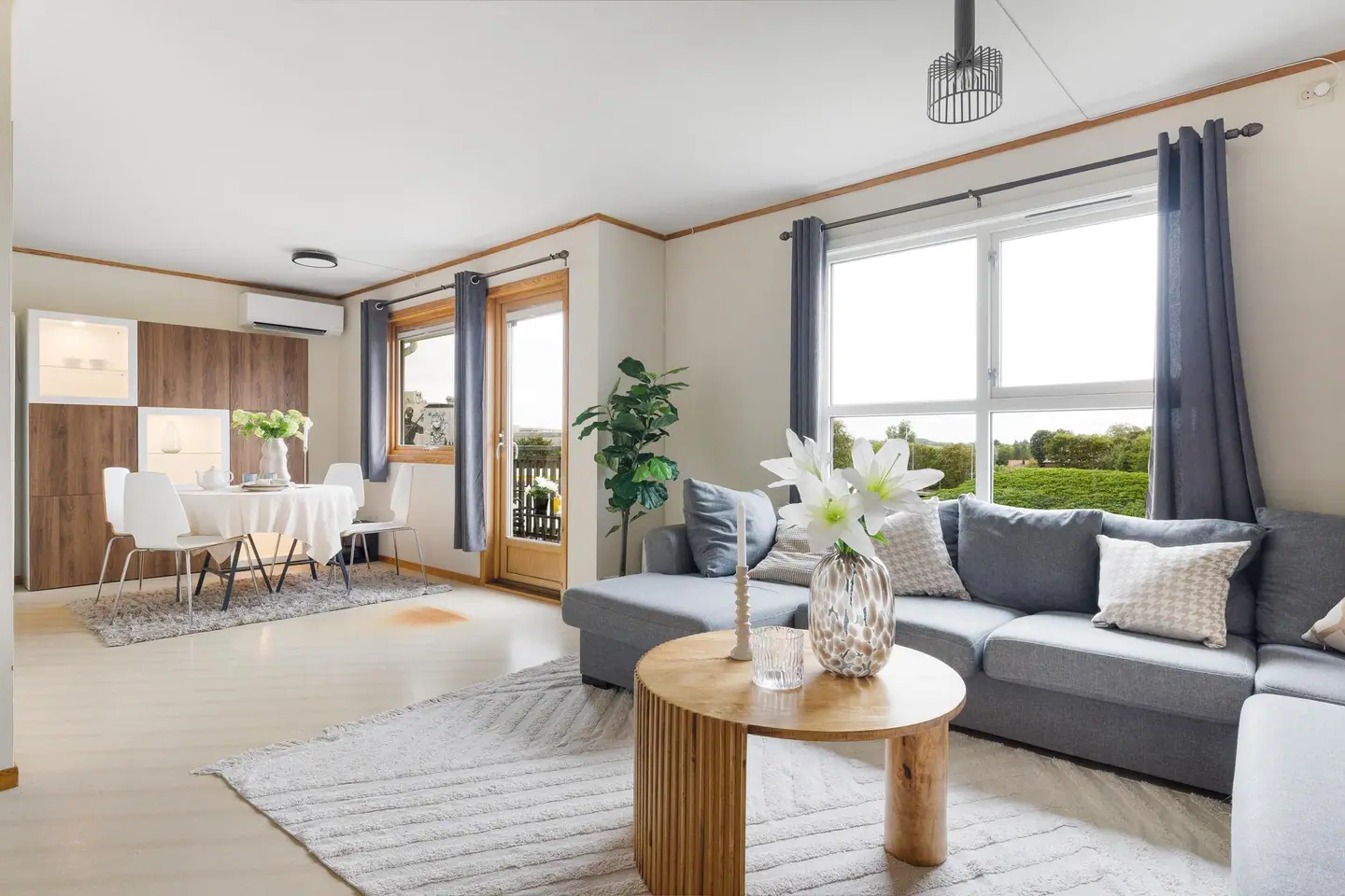 Stuen har rikelig med lysinnslipp fra vinduene