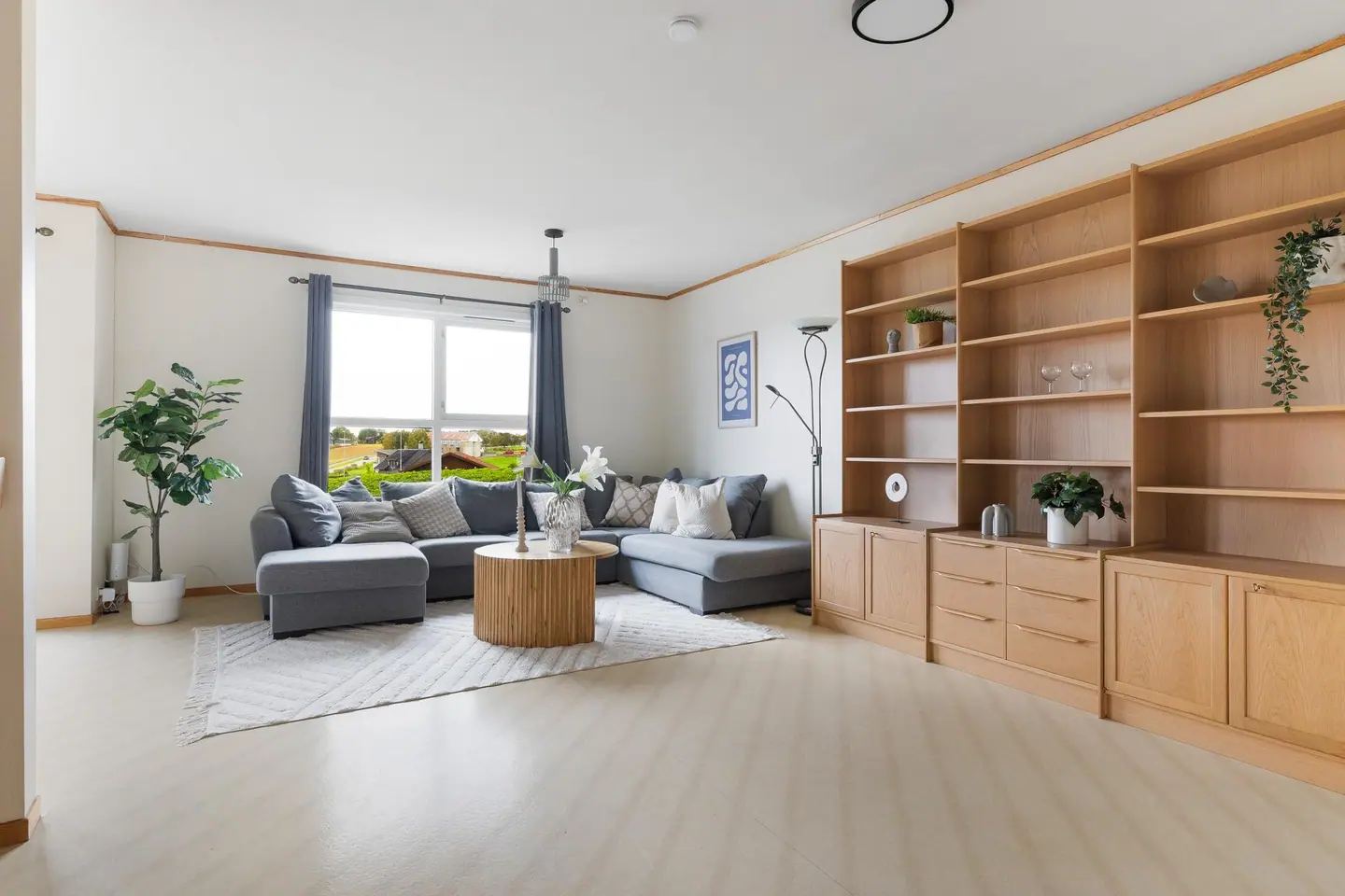 Stuen har god plass til både oppbevaringsmøbler og sittegruppe.