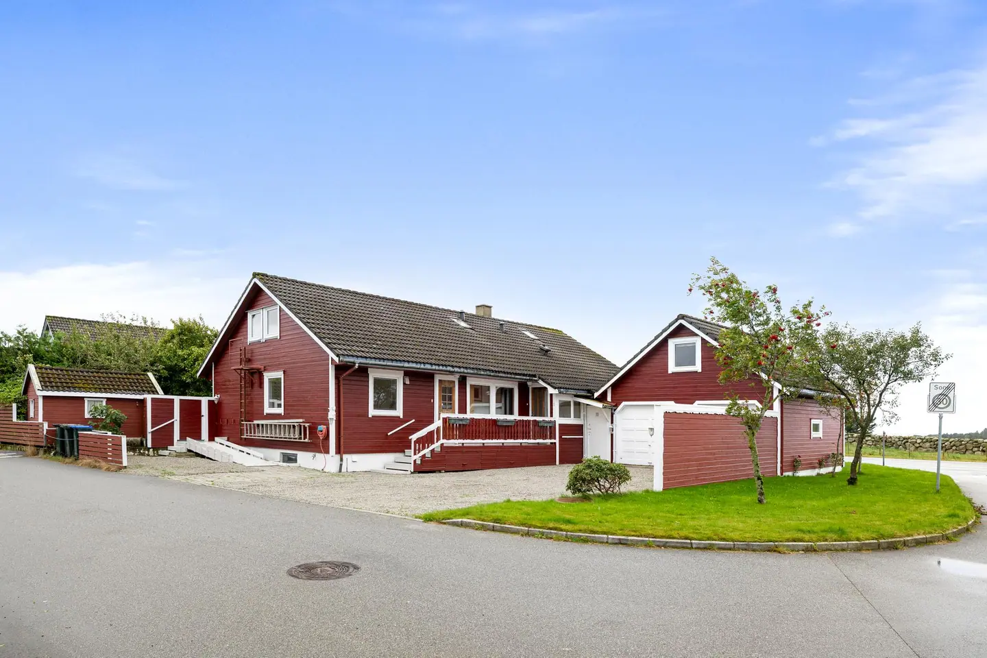 Leirmyrå 1, Vigrestad — Velkommen til Leirmyrå 1. Eiendommen presenteres av Monica Mørk Aase i EiendomsMegler 1 Jærmegleren, avd. Hå. Foto: Asle Breiteig Haukland