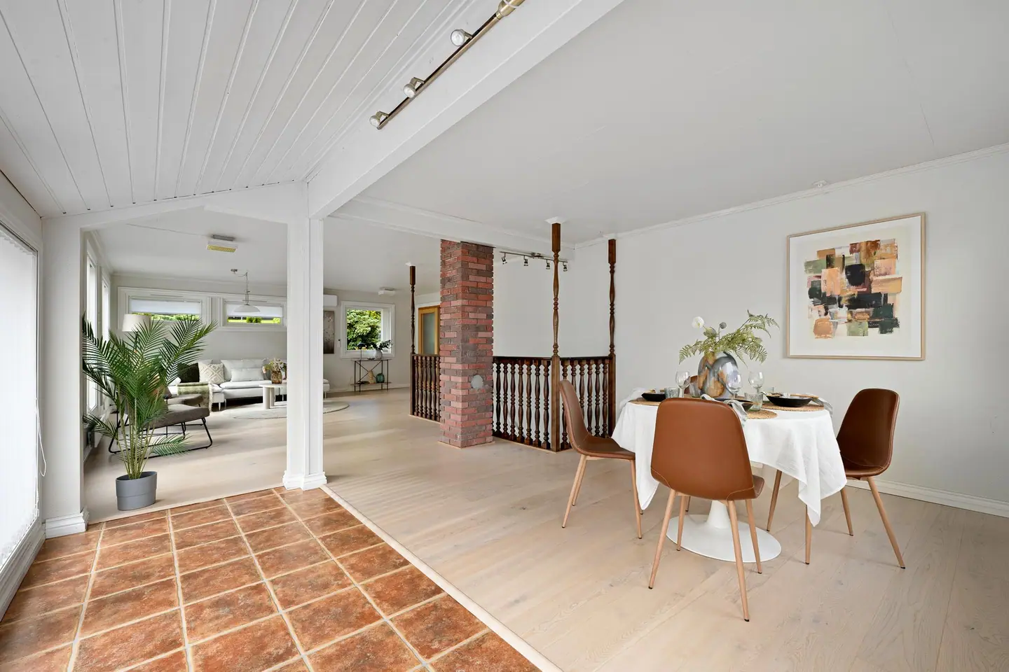 Spisestuen knytter hoveddelen sammen med tilbygget og har god plass til langbord.
