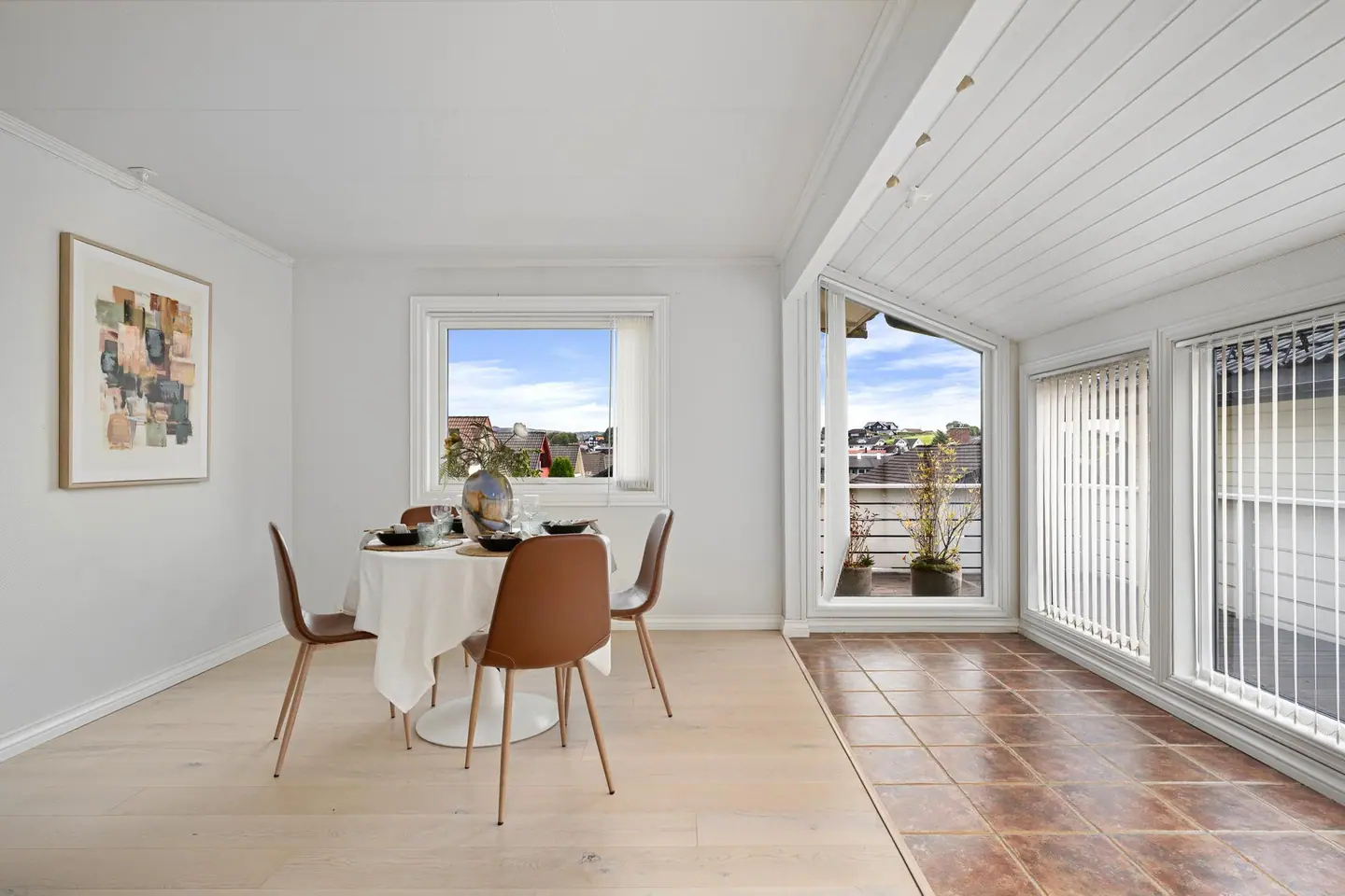 Store vindusflater gir rikelig med lysinnslipp og utsyn over nabolaget.