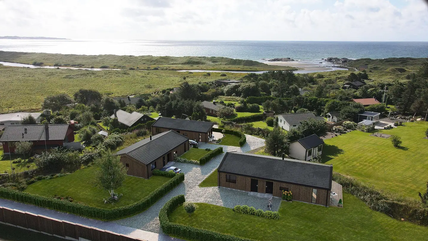 Eiendommene har en unik beliggenhet i eksisterende hyttefelt like ved Brusand strand, som er en av landets flotteste sandstrender. Illustras
