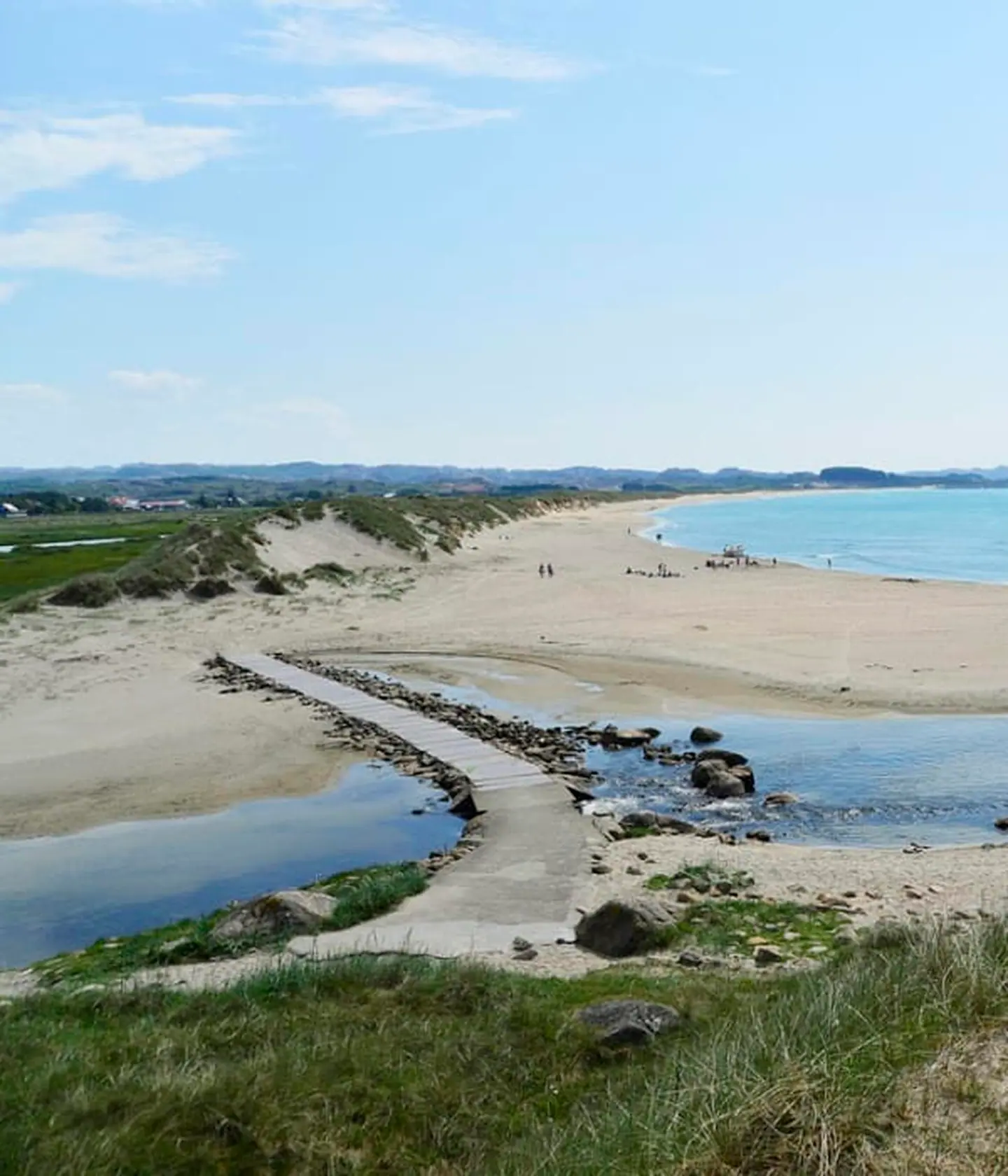 Liten rusletur fra hyttene finner du Brusand strand. Her finnes gode muligheter for både kiting og surfing, eller en fin tur langs Jærkysten