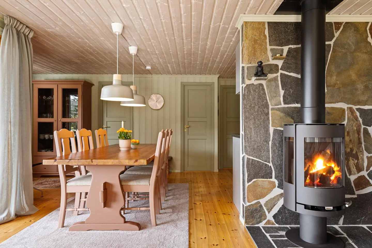 Spisestuen fungerer som et naturlig samlingspunkt mellom stue og kjøkken.