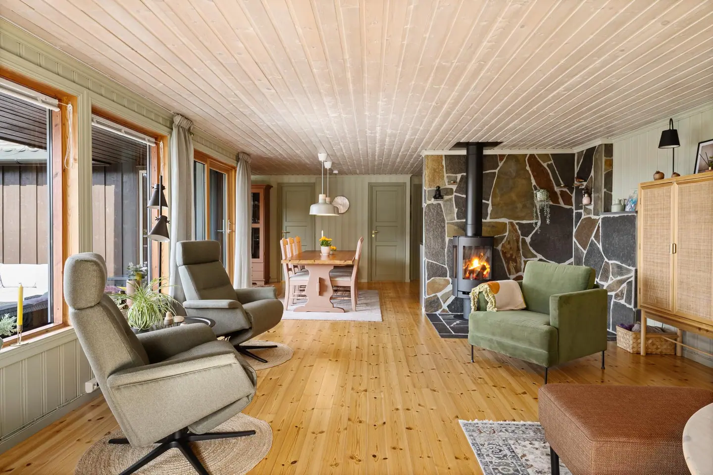 Stuen er romslig og har plass til både sofagruppe og spisebord.