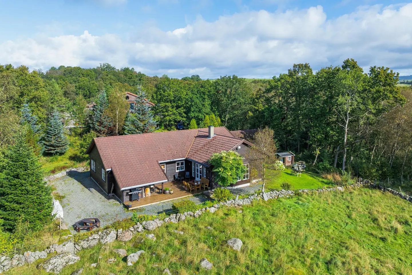 Enebolig fra 2005 med alt på ett plan, tilbaketrukket tomt på ca. 5 700 m².