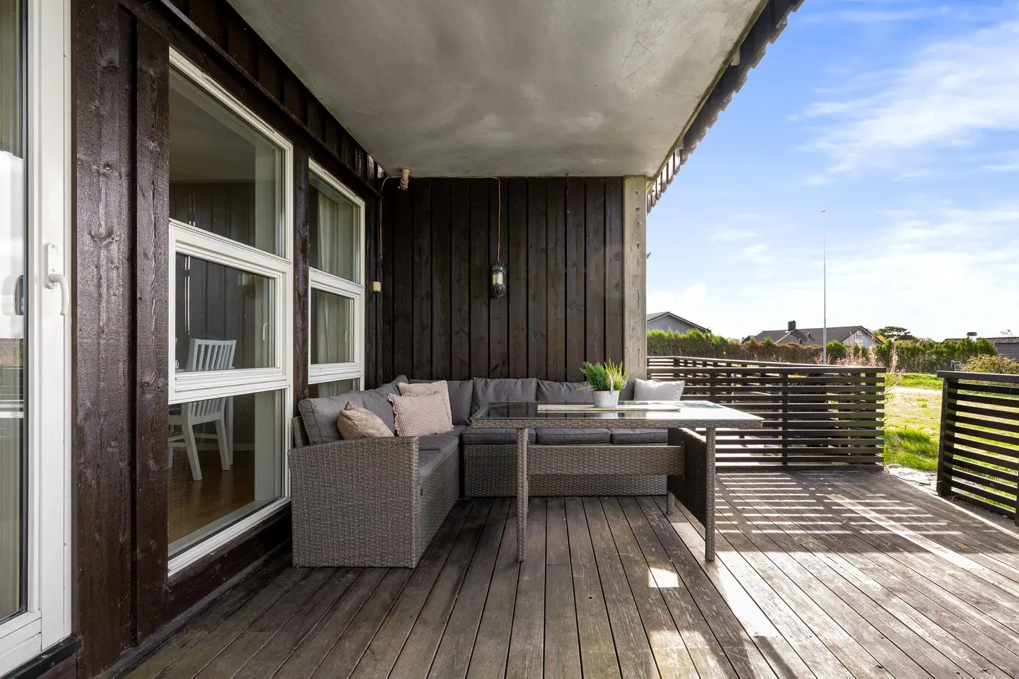 Fra stuen er det direkte utgang til en romslig terrasse med overbygd del.