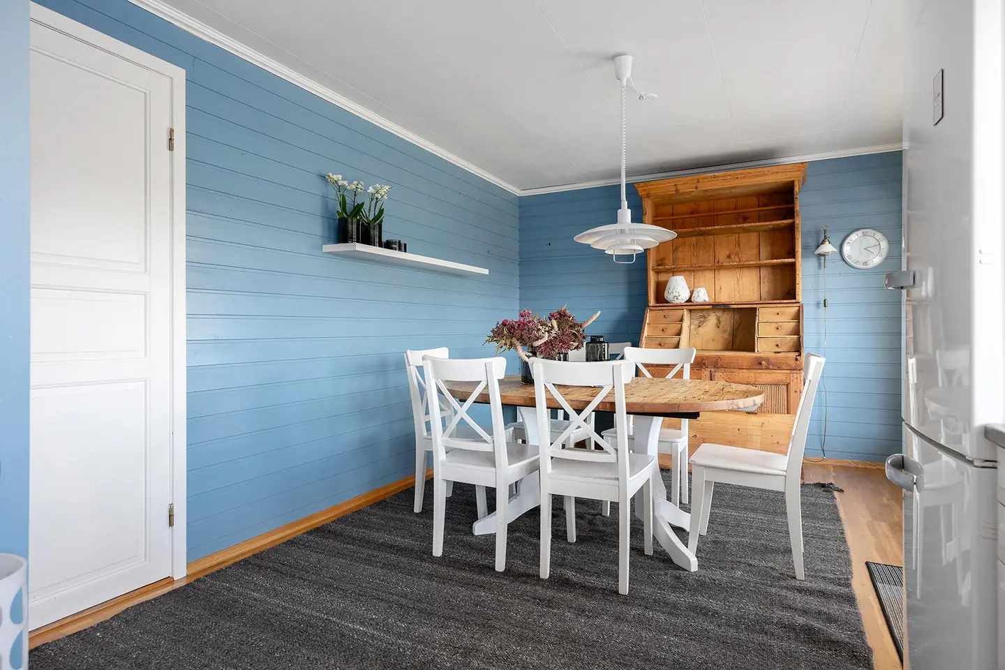 Kjøkkenet har en trivelig spiseplass med plass til langbord for hele familien.