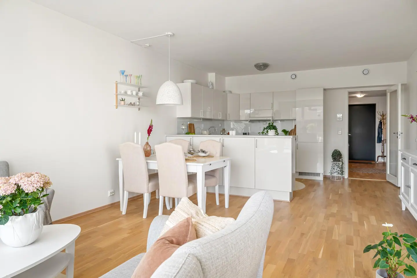 Stuen varmes effektivt opp av en viftekonvektor tilknyttet felles anlegg for vannbåren varme.