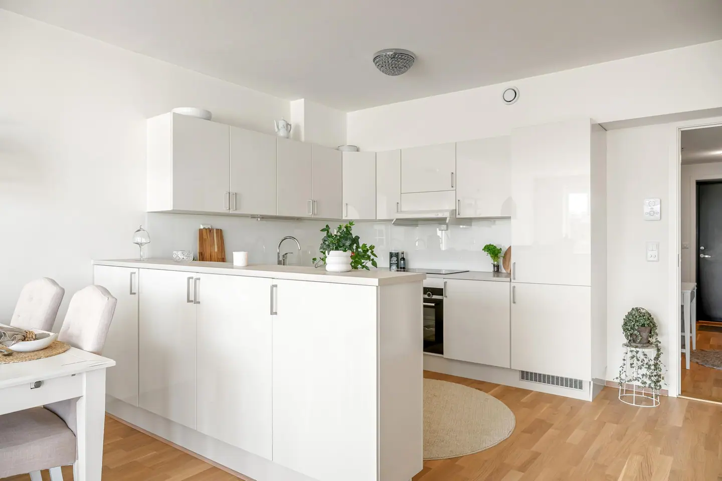 Kjøkkeninnredning fra byggeåret med lyse, slette fronter og laminert benkeplate.