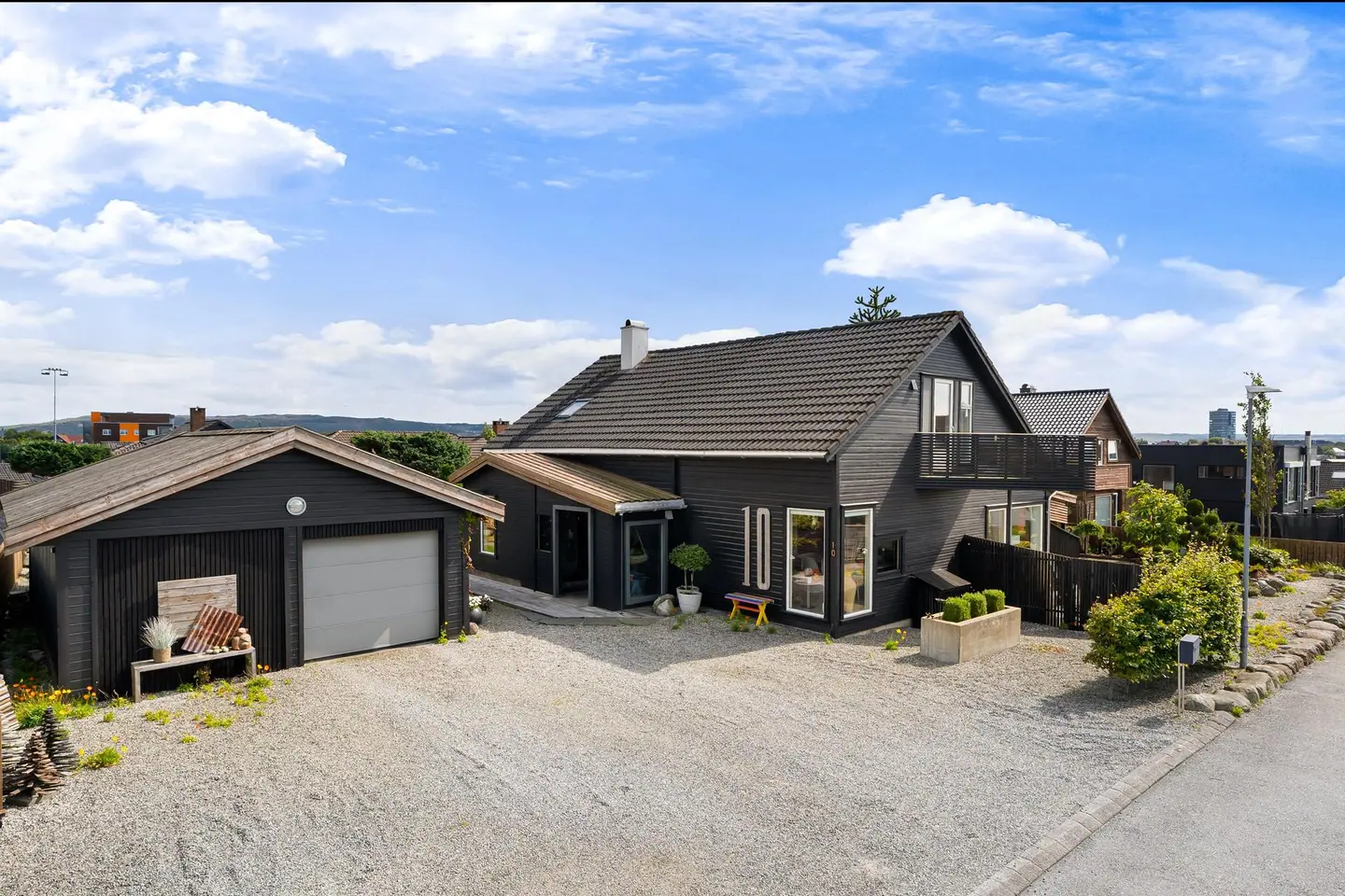 Lindevegen 10, Bryne — Velkommen til Lindevegen 10. Eiendommen presenteres av Bård Birkeland og Leon Høyland i EiendomsMegler 1 Jærmegleren. Foto: Eivind Dirdal.