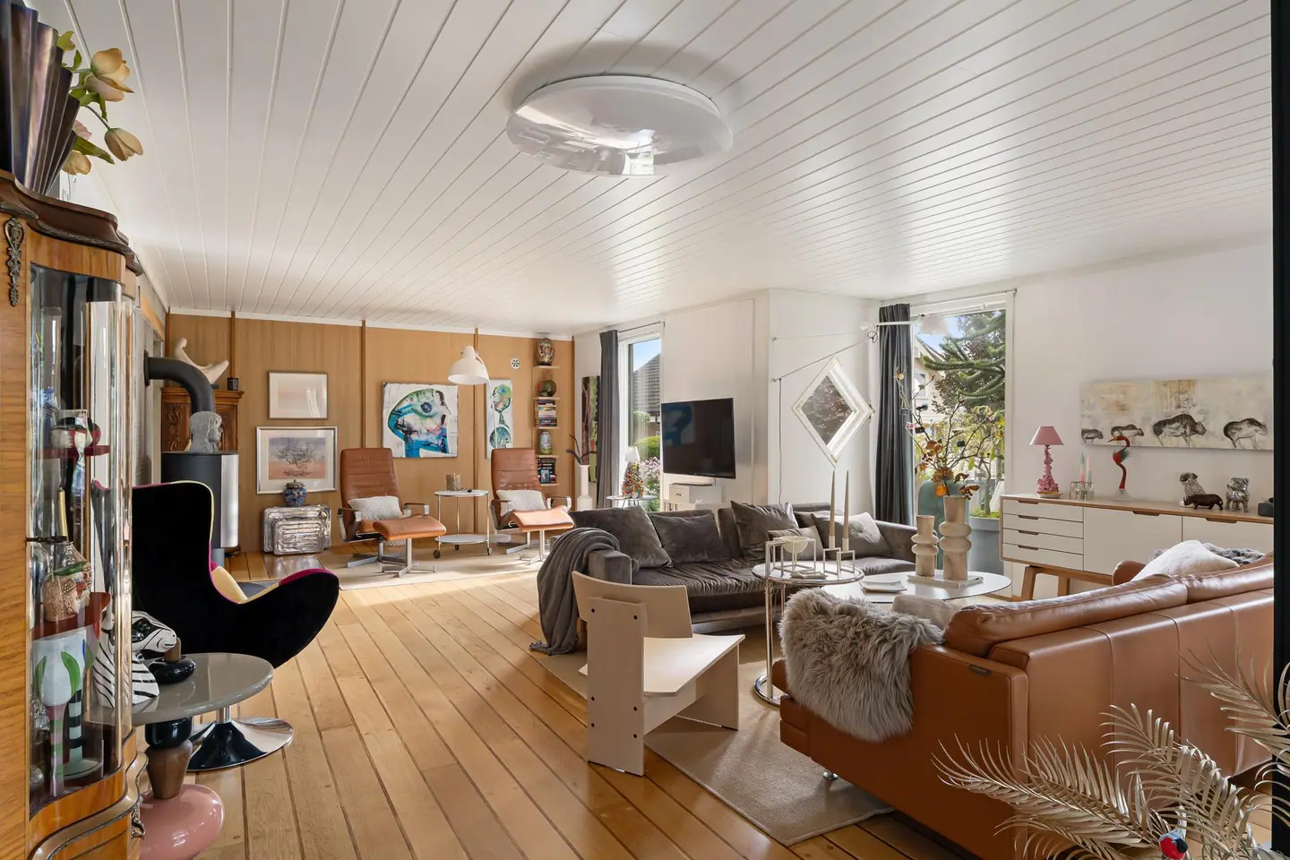 Boligen er innholdsrik med en god planløsning over tre etasjer.